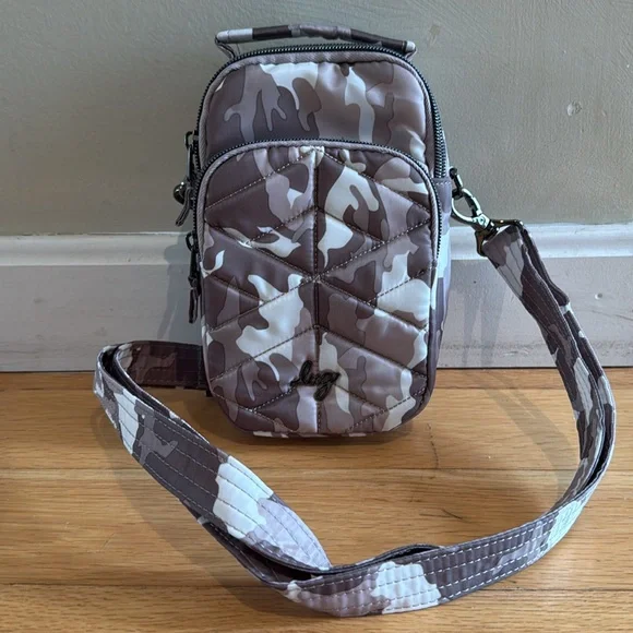Lug Convertible Crossbody Hip Pouch Skeeter Mini in camo, new - Picture 2 of 11